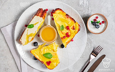 Порцию творожной запеканки с тыквой полейте небольшим количеством меда.