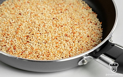 Обжарьте кунжут. Разогрейте на среднем огне сковороду с толстым дном и всыпьте кунжут. Спустя 1 минуту начните помешивать семена силиконовой лопаткой, чтобы они не подгорали. Обжаривайте кунжут в течение 10 минут, после чего уберите с огня и переложите в отдельную емкость.