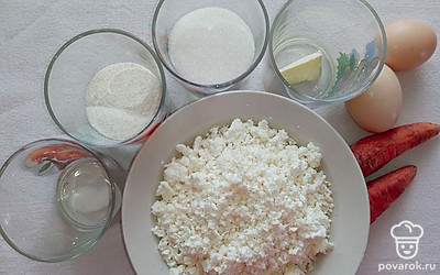 Тщательно промойте яйца под водой, промойте морковь, почистите ее от кожуры. Подготовьте по списку остальные ингредиенты, продукты, распределите по емкостям, для дальнейшего использования.