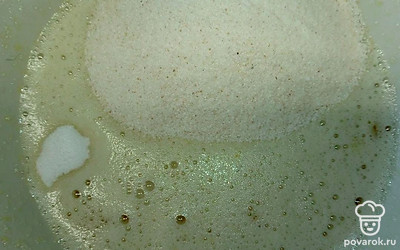 В неглубокой емкости смешайте вбитое яйцо с сахаром, взбейте блендером. К полученной смеси добавьте манку с ванилином, хорошо перемешайте. После добавьте творог, повторно перемешайте.