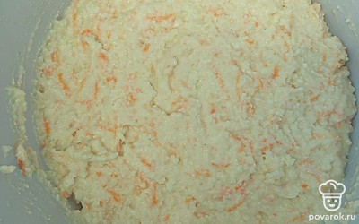 Натрите морковь на терке, чашу мультиварки смажьте маслом, переложите в нее полученную смесь, морковь, хорошо перемешайте. Включите режим «Выпечка» и выпекайте запеканку в течение часа. После откройте крышку, дождитесь полного остывания.