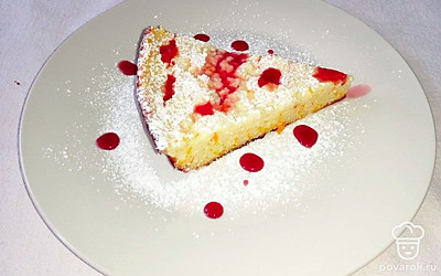 Посыпьте запеканку перед подачей к столу сахарной пудрой, полейте любимым вареньем, так запеканка получится не только красивой, но и очень аппетитной.