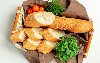 Дождитесь, когда готовый багет остынет, после чего разрежьте его на равные кусочки. Положите на дно небольшой корзинки салфетку, сверху выложите хлеб и подайте его к столу.