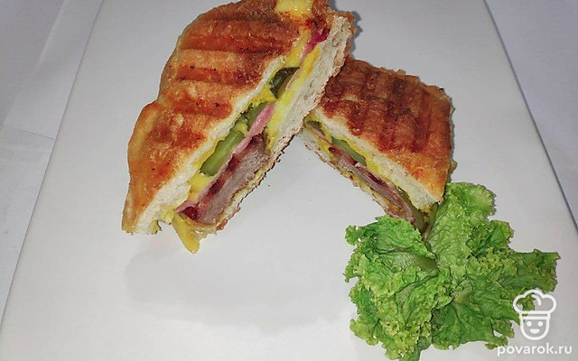 Сытные сэндвичи на гриле с говядиной, сыром и огурцами — Рецепт с фото
