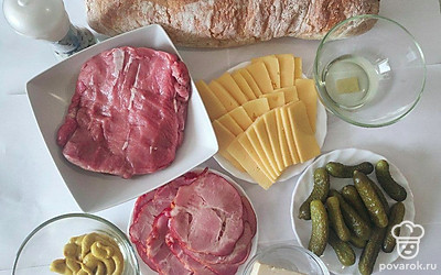 Приготовьте для сэндвичей все продукты. Отмерьте по весу. Зачистите мясо от плевы и жира. Разогрейте гриль (или мангал).