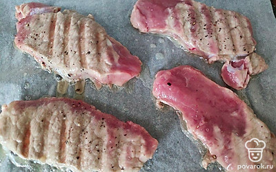Нарежьте мясо на куски, смажьте его растительным маслом, посолите и поперчите. Выложите на гриль и жарьте, переворачивая, несколько минут до готовности. Слегка охладите и тонко нарежьте.