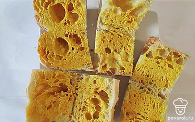 Нарежьте багет поперек пополам, затем каждую половину вдоль, не прорезая до конца. Смажьте хлеб с внутренней части горчицей, выложите на него тонко нарезанные мясо, ветчину, сыр и огурцы. Закройте сэндвичи и смажьте снаружи размягченным сливочным маслом. Выложите на гриль (или в решетку для мангала), закройте и обжарьте 2-3 минуты.