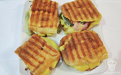 Разрежьте каждый сэндвич пополам и подавайте сразу, пока они горячие. Украсьте свежей зеленью по вашему вкусу – листьями салата, петрушки или базилика. Подайте также по вашему вкусу соус.