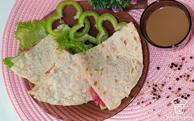 Пикантная тортилья с колбасой — Рецепт с фото