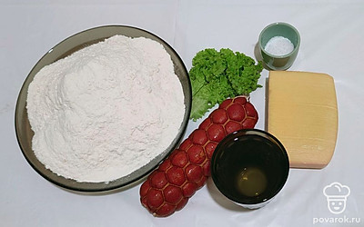 Заранее просейте муку, колбасу нарежьте соломкой, а сыр натрите на крупной терке.