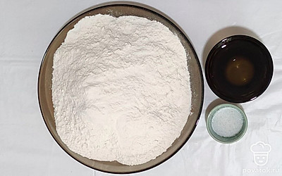 Приготовьте тесто, для этого всыпьте муку в миску, добавьте соль, воду и смешайте, готовое тесто оставьте отдохнуть на 10 минут.