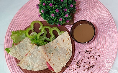 Подавайте тортилью с колбасой вместе с ломтиками свежего болгарского перца, добавьте к блюду соус или сметану.