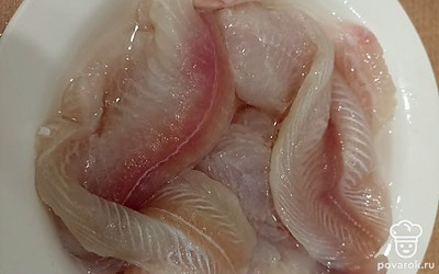 Моем филе рыбы и нарезаем на маленькие кусочки, режем мелко лук.