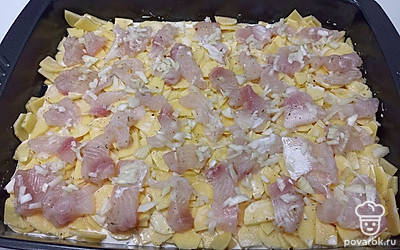 Сверху укладываем рыбу и мелко нарезанный лук.