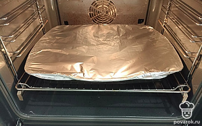 Накрываем фольгой и ставим в разогретую духовку на 45 минут при 180 градусах.