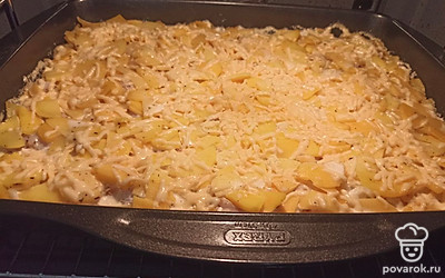 Достаем блюдо, снимаем фольгу. Посыпаем тертым сыром и отправляем еще на 10 минут в духовку.