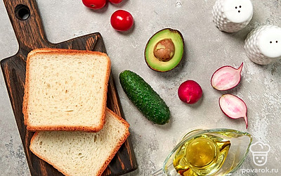 Хлеб заранее подсушите на сухой сковороде с обеих сторон до образования корочки. Овощи тщательно промойте и обсушите. Если мякоть авокадо мягкая, ее можно не трогать, а есть она твердая, перебейте ее с помощью блендера до состояния пасты. Зелень для подачи сполосните водой, просушите.