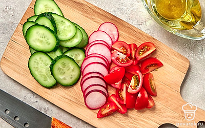 Подготовьте овощи. Помидоры нарежьте дольками, а огурец и редис — тонкими ломтиками. После этого разложите овощи по трем разным емкостям и добавьте к ним по 1 ст. л. масла авокадо, после чего тщательно перемешайте.