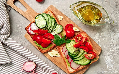 Готовые тосты выложите на тарелку. В качестве украшения используйте петрушку. Листья отделите от веточек и выложите их поверх тостов.