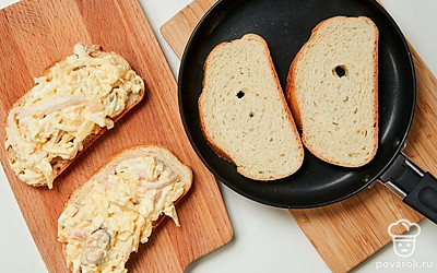 Приготовьте тосты. Кусочки батона подсушите в духовке, разогретой до 200 градусов, в течение 5 минут. На каждый кусок положите начинку, разровняйте.