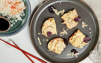 Подавайте тосты с морепродуктами, украсив их веточками укропа.