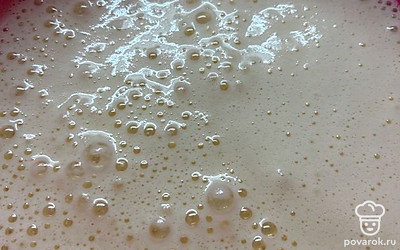 Яйца смешиваем с сахаром и до пышной пены взбиваем.