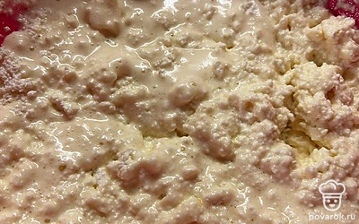 Добавляем к яичной смеси творог. Желательно творог заранее проблендерить, чтобы он был как творожная масса.