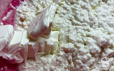 К творогу с яйцами выкладываем теплое сливочное масло.