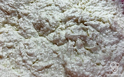 Добавляем к творожной массе муку, хорошо перемешиваем.