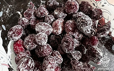 Вяленую клюкву чуть-чуть обваливаем в муке.