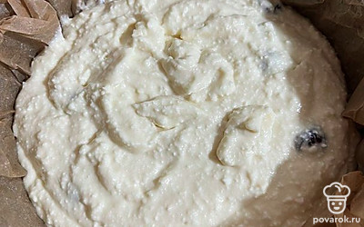 Выкладываем клюкву в тесто и убираем в форму выпекать при 180 градусах, до готовности.