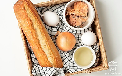 Банку консервированной горбуши помойте и откройте, слейте жидкость. Куриные яйца помойте, разбейте в миску и слегка взбейте вилкой. Репчатый лук почистите и ополосните. Зеленый лук помойте и обсушите, крупно порежьте.