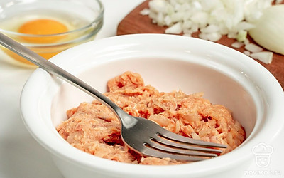 Приготовьте бутербродную пасту. Горбушу разомните вилкой. Репчатый лук мелко покрошите. Смешайте горбушу, яйца и лук.