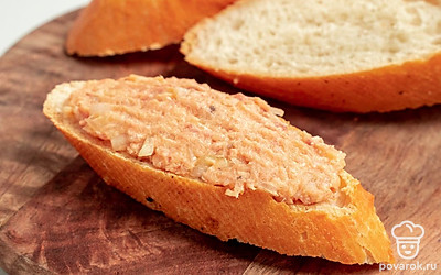 Подготовьте багет. Багет нарежьте наискосок на ломтики толщиной 1 см. На каждый ломтик нанесите пасту на одну сторону.