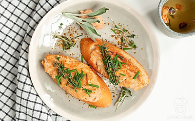 Подавайте багет с консервированной горбушей, украсив его перьями зеленого лука.