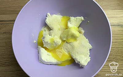 Творог, манную крупу, сахар, соль и желтки сложить в миску.