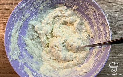 Белки взбитые добавить к смети творожной и аккуратно перемешать.