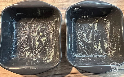Смазать формы топленым маслом.