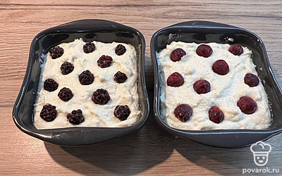 Выложить массу и украсить ягодами ( на ваш вкус). Отправляем в духовой шкаф, разогретый до 180 градусов на 45 минут.