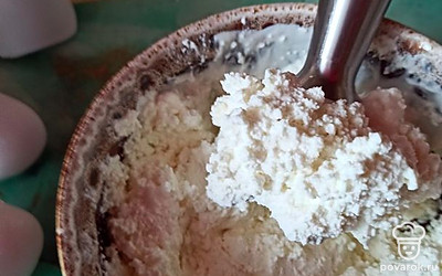 С помощью блендера творог перемешать. Добавить сметану, манную крупу, нарезанные яблоки. Все тщательно размешать.