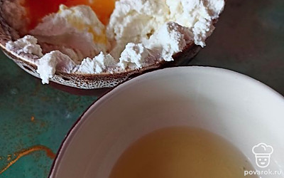 Желтки отделить от белков и добавить их в творожную массу.