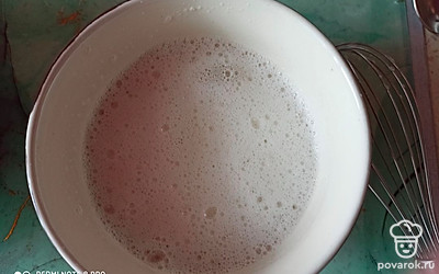 Белки взбить венчиком при помощи блендера и аккуратно ввести в творожную массу.