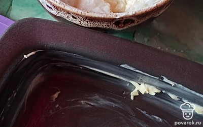 Приготовить форму для запекания, смазать ее сливочным маслом.