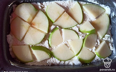 Творожную массу выложить в форму для запекания, украсить яблоками. Запекать при температуре 160 
градусов в течение 40-45 минут.