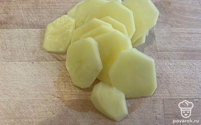 Нарезать картошку на тонкие пласты толщиной не больше 5 мм.