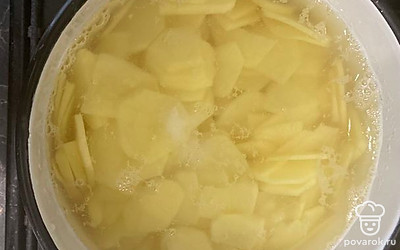 Нарезанный картофель положить в кастрюлю и поставить варить до закипания воды, посолить.