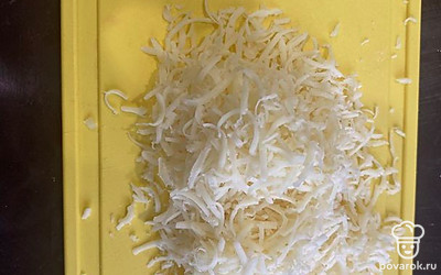 Пока картошка варится до полуготовности, натереть сыр на терке.