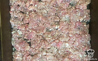 Мясо выложить на противень небольшим слоем, посолить и добавить специи.