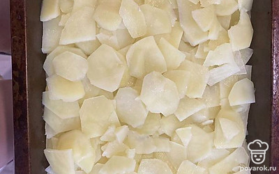 Когда вода в картошке закипит, надо слить воду. Затем укладывать слоями картошку, каждый слой посыпать солью.