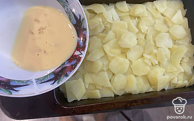 Смешать одно яйцо с молоком, немного посолить эту смесь и залить запеканку.